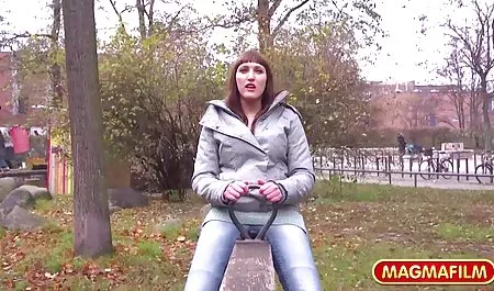 دختر لاغر شورت های سکسی خود را درآورد و با صحنه های سکسی سریال اسپارتاکوس مهبل بازی کرد