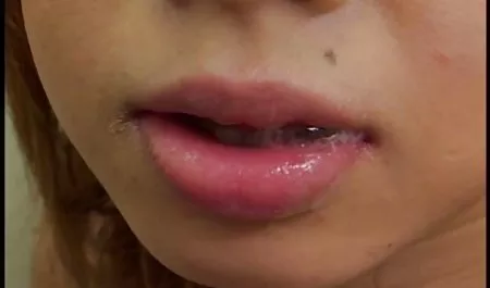 سرخ صحنه های سکسی سریال اوک نیو آرورا اجازه می دهد پاهای خود را لیس بزنند