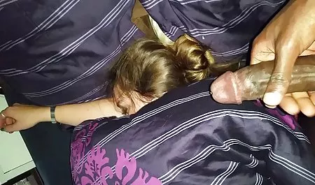 ورزش با یک dildo صورتی پشت صحنه فیلمهای سکسی